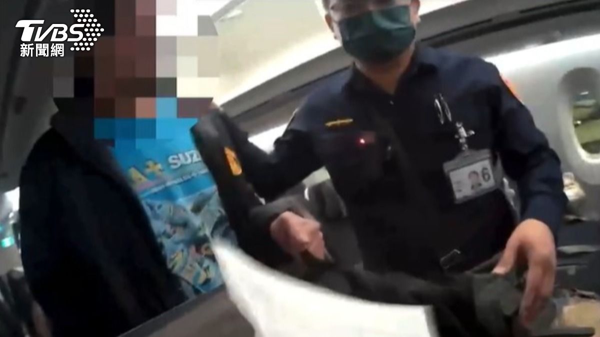航警登機逮人,英籍男子不斷道歉。(圖/TVBS)