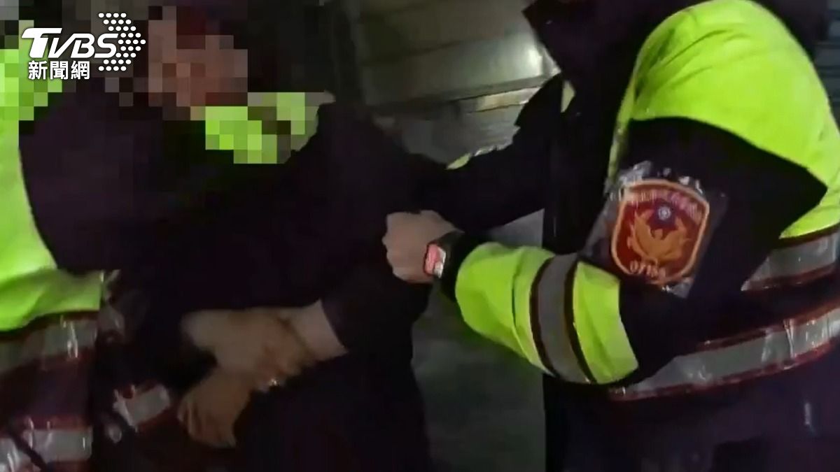 員警將自傷的吳姓騎士保護管束。（圖／TVBS）