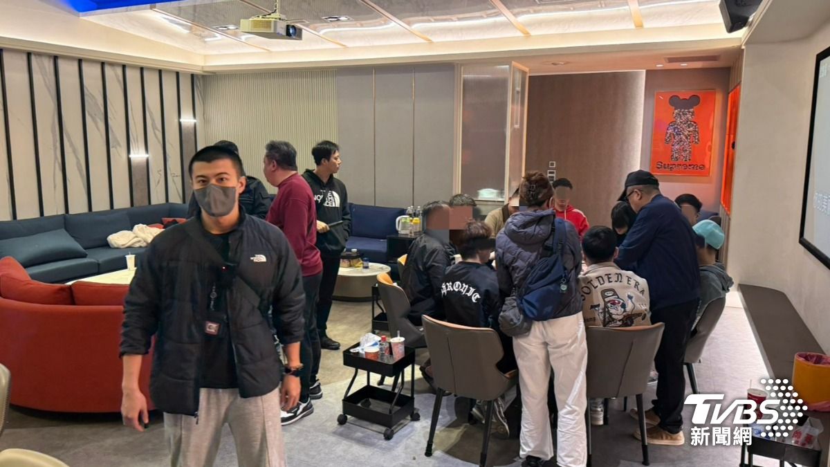 警方查獲賭場，查扣籌碼現金、逮13人。（圖／TVBS）