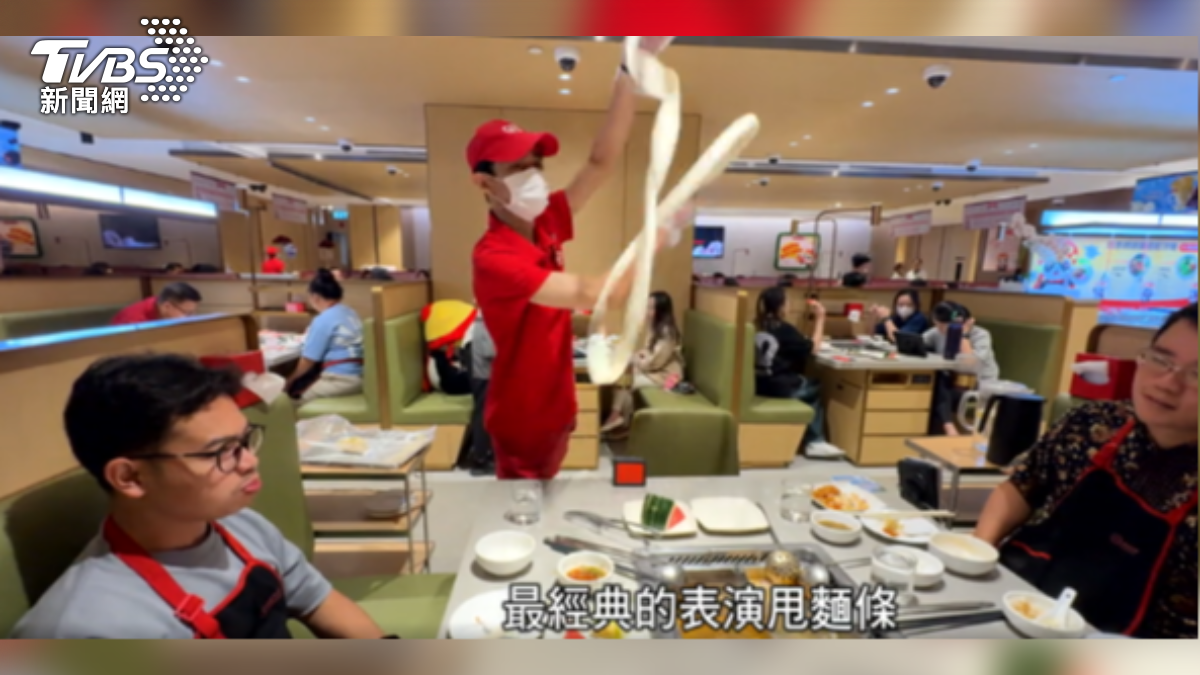 中國連鎖火鍋品牌海底撈在印尼開設8家門市,就連平常日都座無虛席。(圖/TVBS)