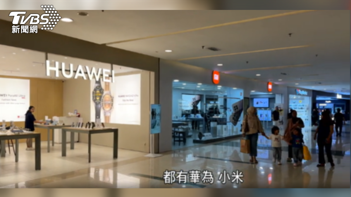 雅加達的大型購物中心裡,處處可見大陸手機品牌的門市。(圖/TVBS)