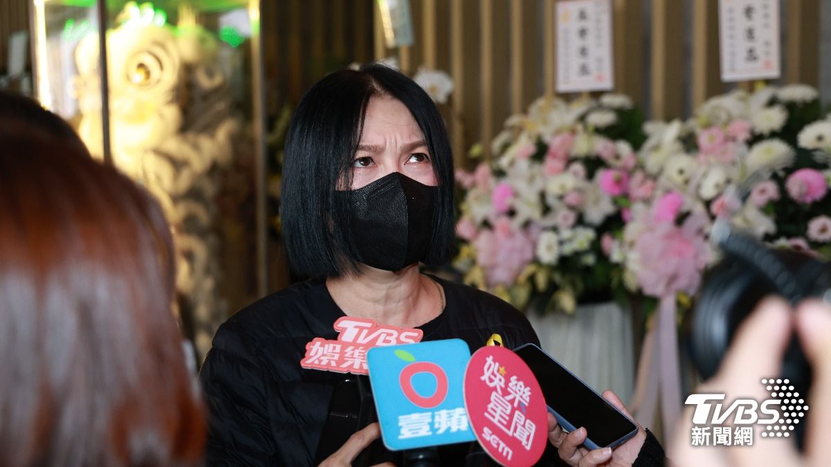共事10多年！苗可麗送別《超級夜總會》詹老師　哀嘆：能平靜離開是福報