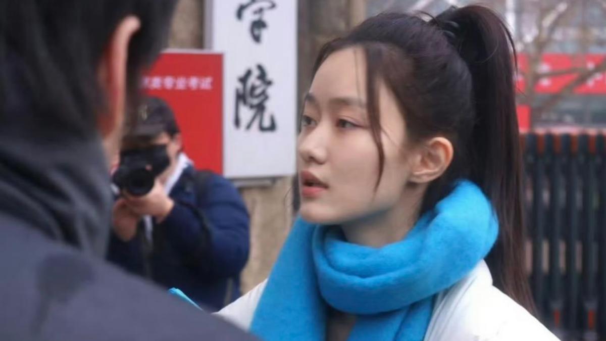 現身藝考的紀姿含已17歲，清新氣質引人關注。（圖／翻攝自微博）