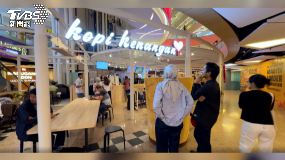 印尼本土咖啡Kopi Kenangan近年快速崛起,在印尼的門市家數和市占率打敗星巴克。(圖/TVBS)