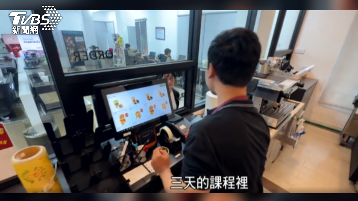 TVBS採訪團隊深入Kopi Kenangan人才培訓中心,學員在這裡學煮咖啡,以及接待銷售技巧。(圖/TVBS)