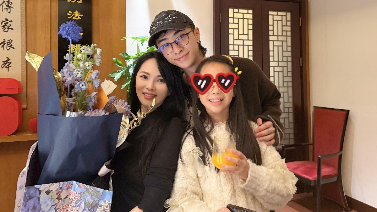伊能靜收到兒子送的鮮花及卡片,女兒則存錢買了金子送她。(圖/翻攝自伊能靜微博)