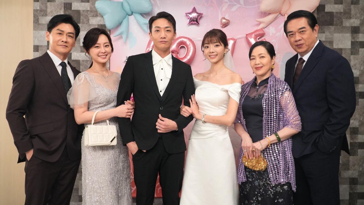 周宇柔(右三)首次加入三立八點檔劇組,劇中飾演楚翔飾(左三)的老婆。(圖/三立提供)