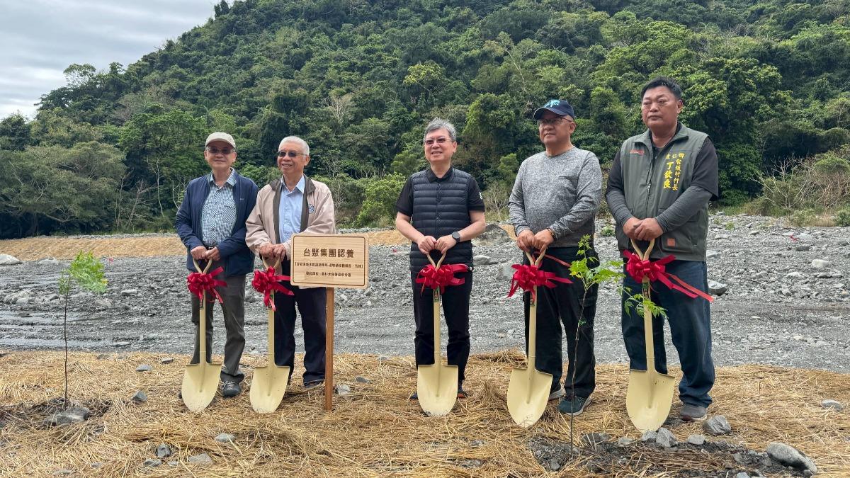 搶救台坂溪　農村水保署攜手企業等赴集水區種樹
