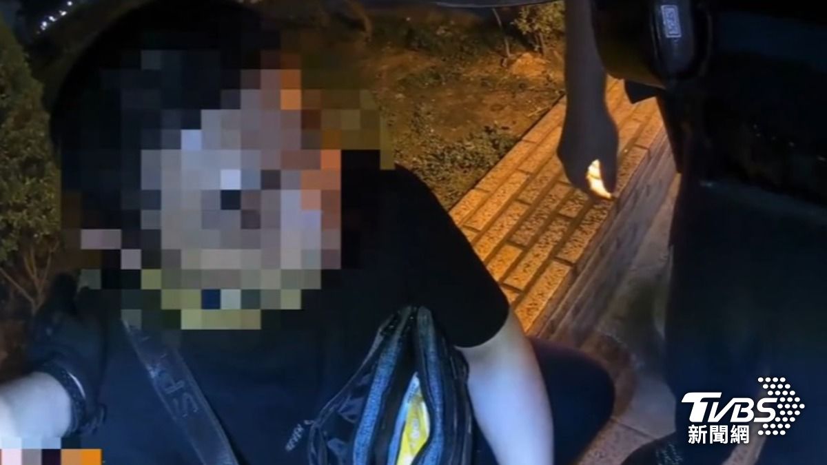 板橋車站禁菸區吞雲吐霧，收水手包包拉鍊全開，「大疊千元鈔」曝光。（圖／TVBS）