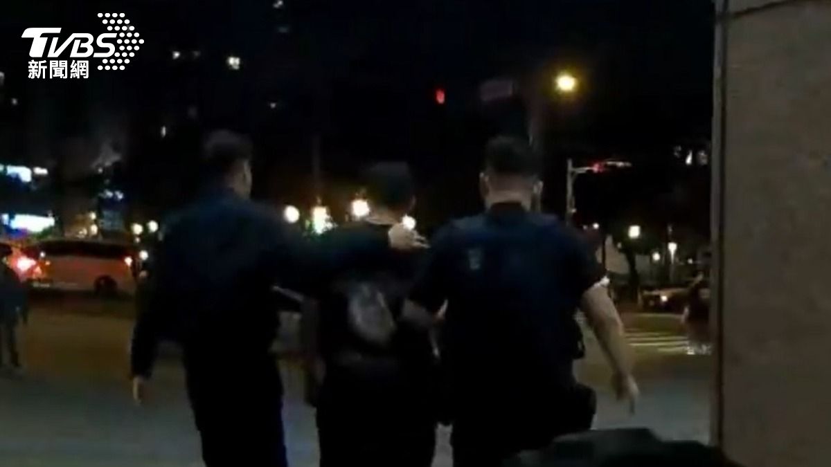 男子因為在車站外違規抽菸,遭警盤查抓包收水手身分。(圖/TVBS)