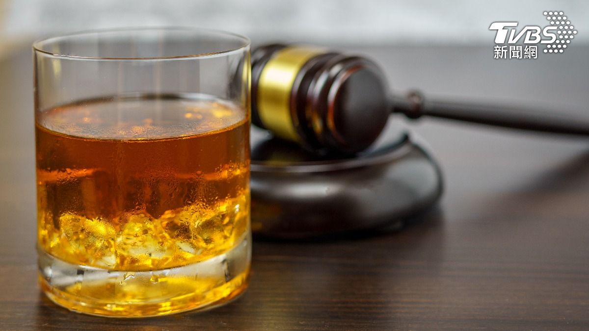 韋伯接受血液檢測後，結果顯示酒精濃度高達0.331%、超過法定上限（0.08%）的4倍。（示意圖／達志影像shutterstock）