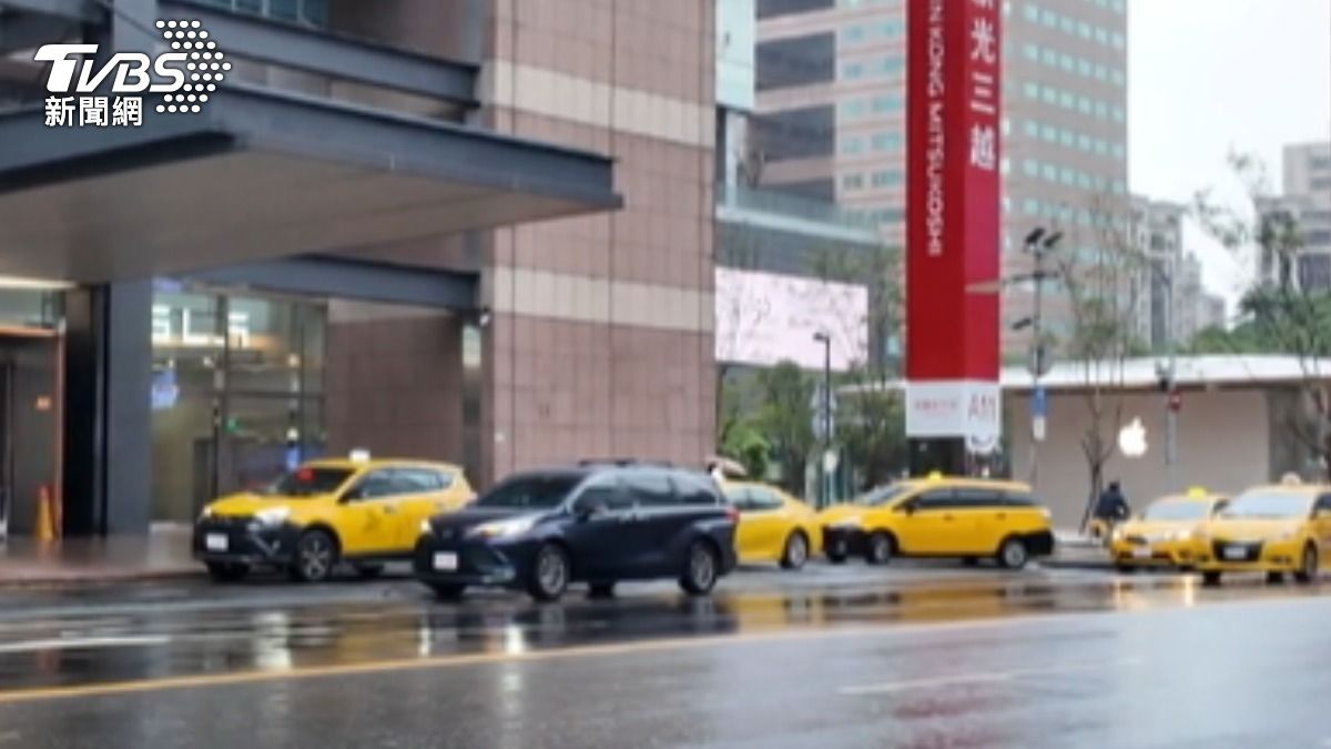 夜店外小黃拒跳表 乘客「先開價」才載。(圖/TVBS)