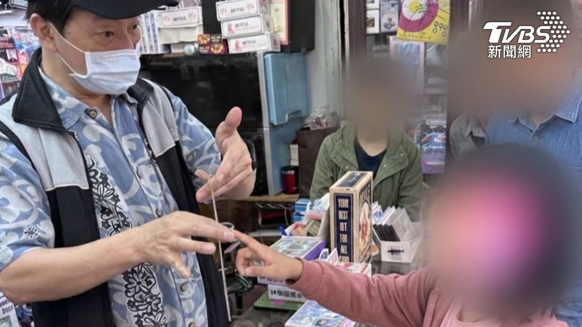 知名魔術師粘立人開設魔術館，沒想到近日一對母女到場觀賞時，小女孩頻頻破解魔術當場拆台。（圖／TVBS）