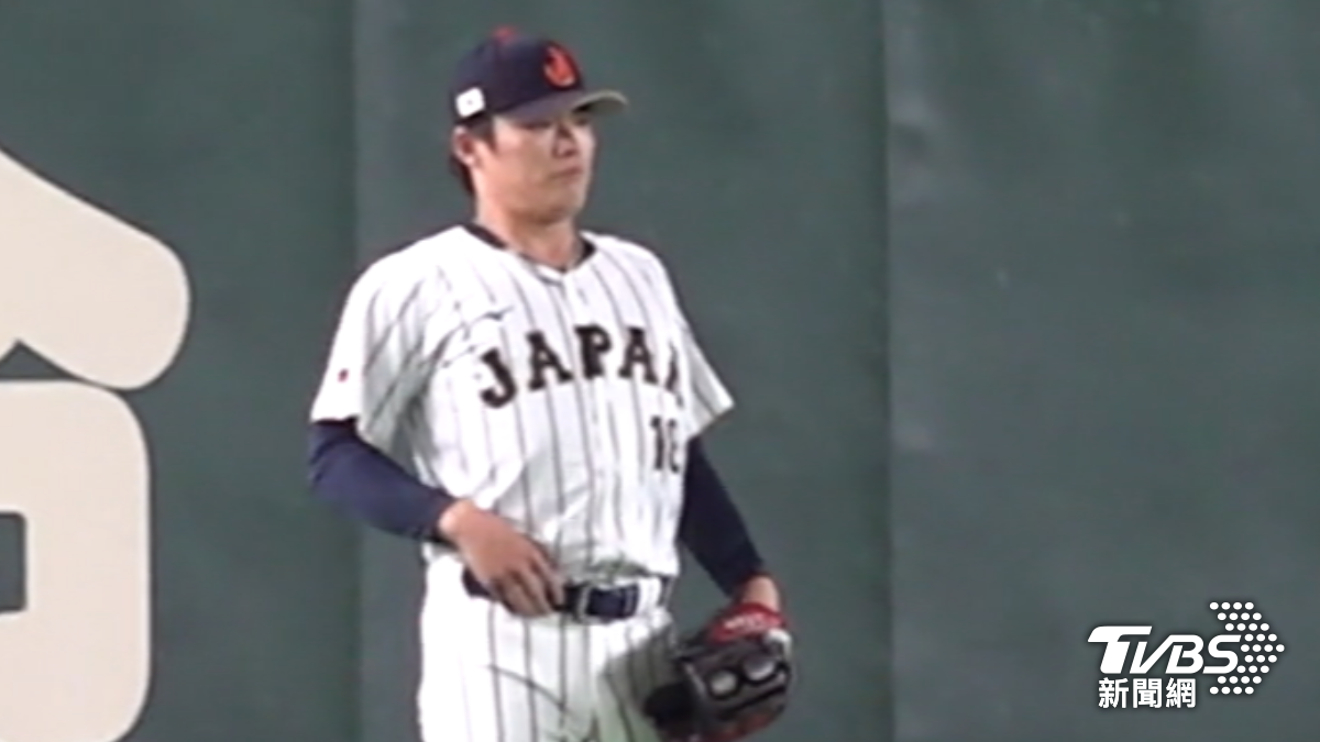 山本由伸在東京巨蛋傳接球。(圖/TVBS)