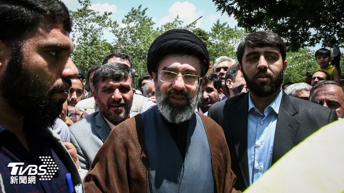 已故伊朗最高領袖哈米尼的次子穆傑塔巴（Mojtaba Khamenei）（中）。（圖／達志影像美聯社）