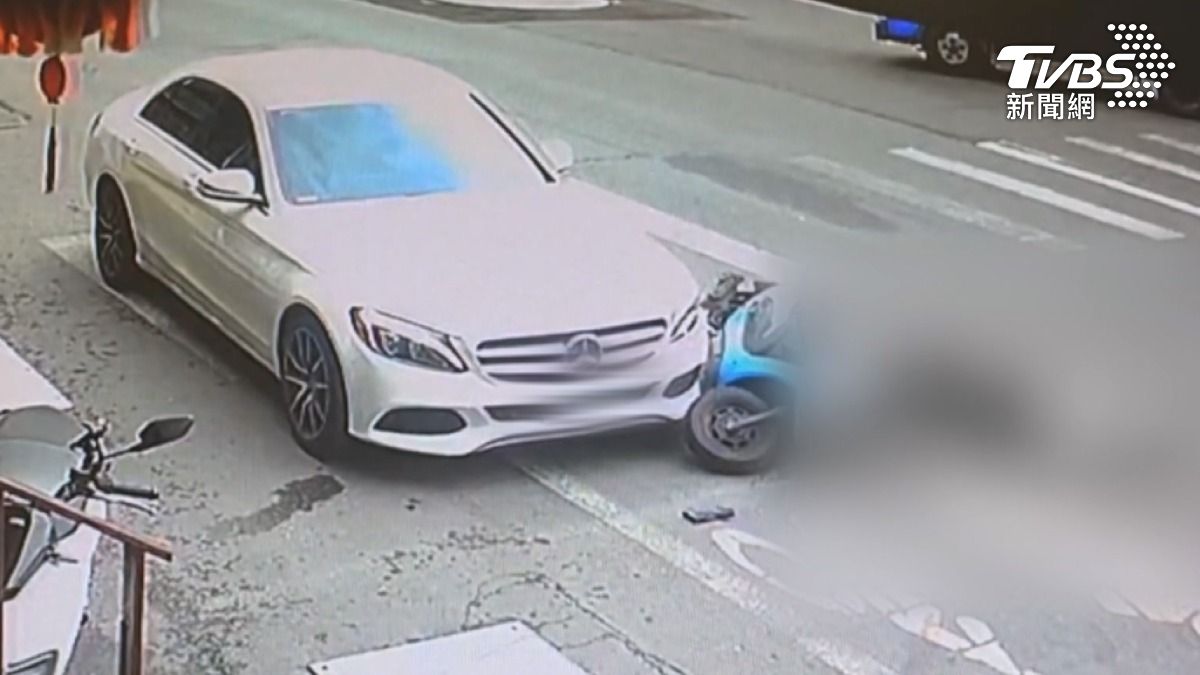 違停的白色轎車駕駛,恐怕也難辭其咎,畢竟正是因為該車違停擋住機慢車道在先。(圖/TVBS)