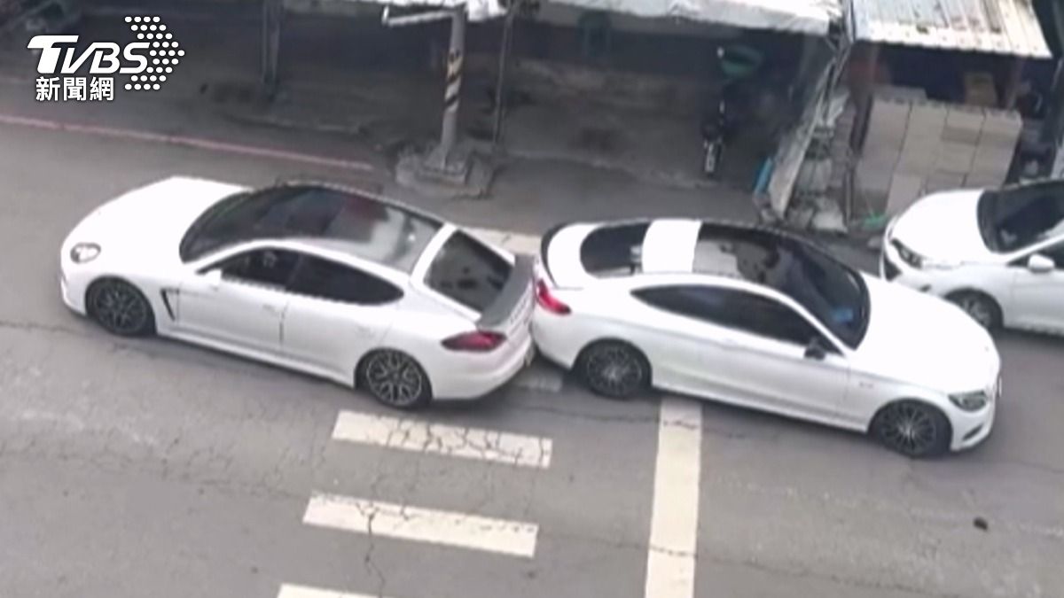 賓士飄移甩尾撞保時捷，雙方下車持刀互毆。（圖／TVBS）