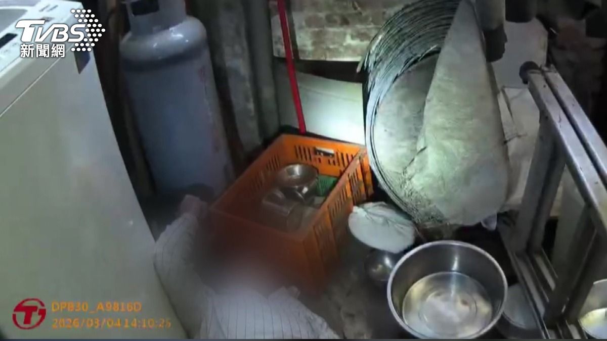 86歲獨居老翁遇地震跌倒,遭鋁梯重壓受困18小時。(圖/TVBS)