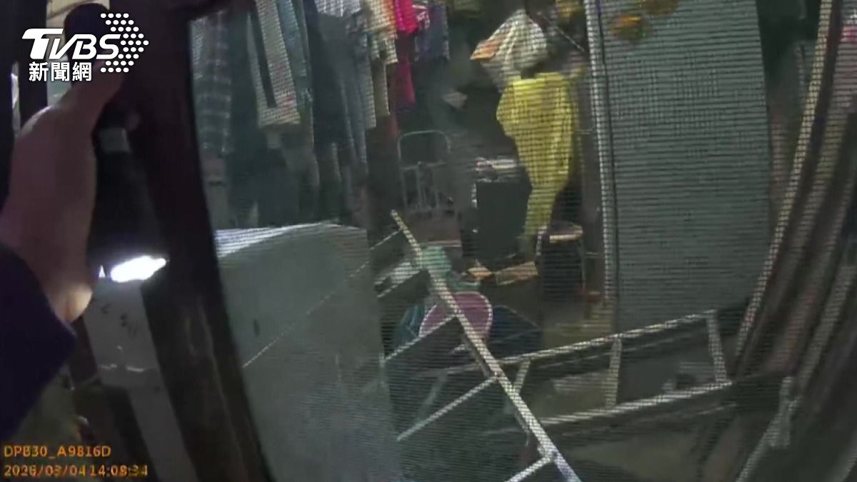 兩個鋁梯重壓獨居老翁,空間狹小讓警方一度難救援。(圖/TVBS)