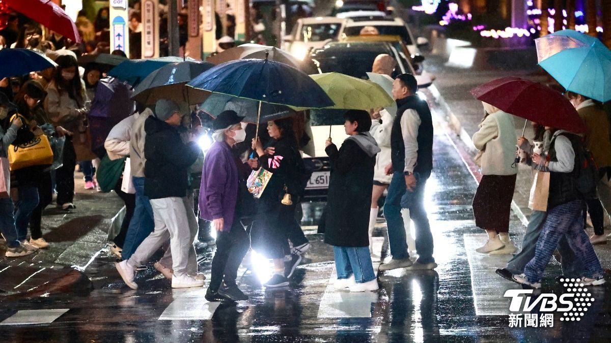 白天起華南雲雨區東移，加上東北季風影響，台灣水氣依舊偏多。（圖／TVBS資料照）