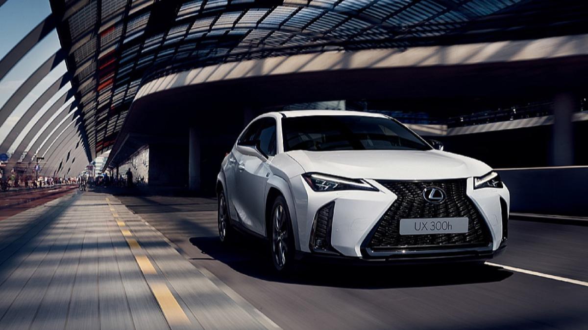 UX 300h新年式外觀主要調整落在輪拱改為與車身同色。(圖/Lexus提供)