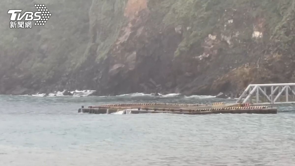 龜山島周邊海域長湧浪接續上碼頭