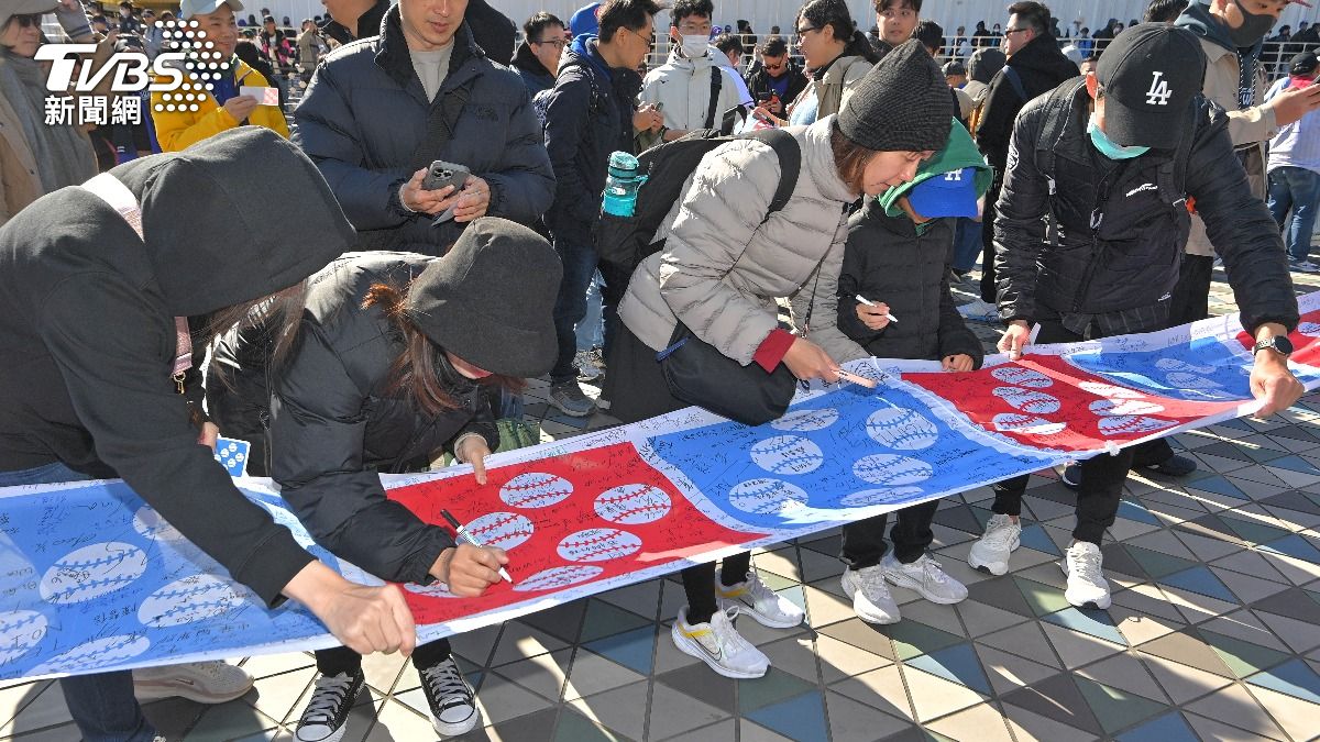 球迷製作達美樂應援旗。(圖/胡瑞麒攝)