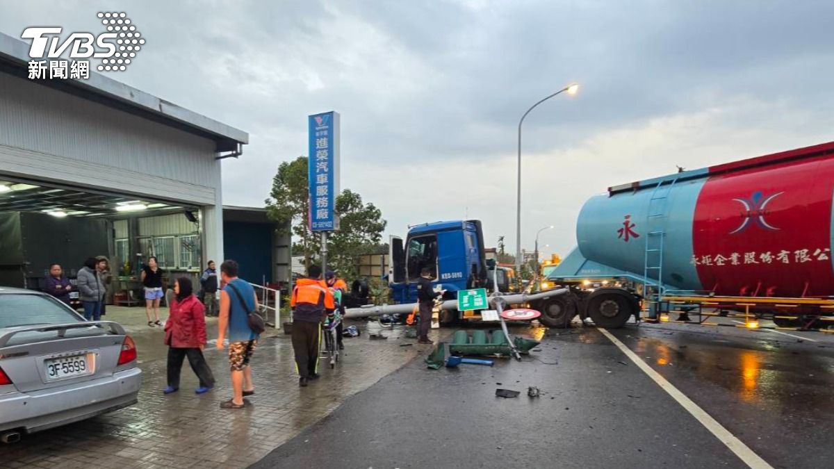 快訊/新竹混凝土車自撞!車頭卡死、路段全面封閉 駕駛送醫