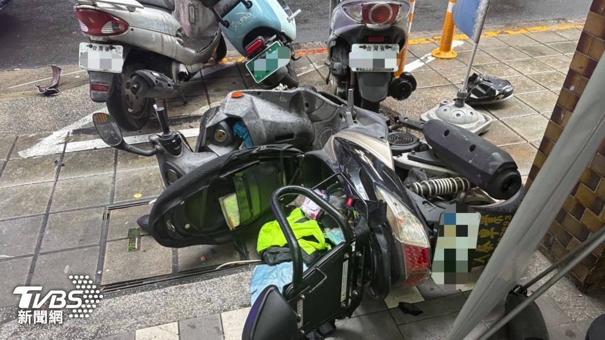有片/中和機車人行道突爆衝「連撞8車」 8旬翁摔飛畫面曝