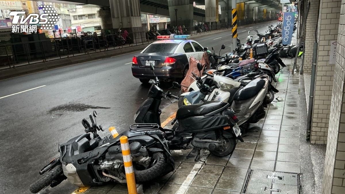 停放在一旁的8輛機車遭到波及。（圖／TVBS）