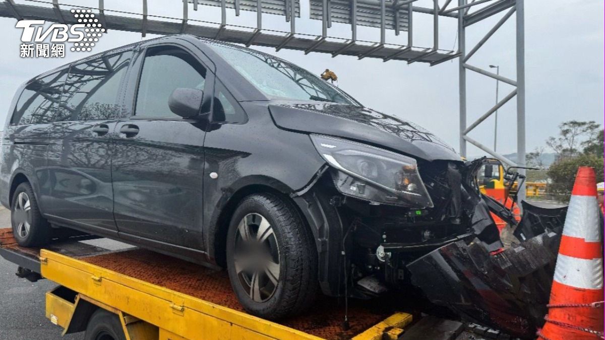 快訊/國3苑裡段緩撞車又挨撞 廂型車頭撞爛打橫佔3車道塞爆