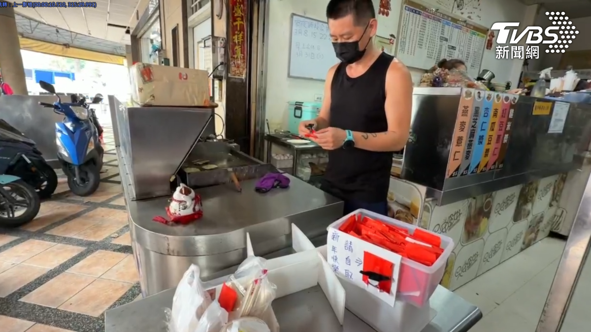 店家說明,這是過年期間回饋給客人的祝福禮物,紅包內其實是財神爺。(圖/TVBS)
