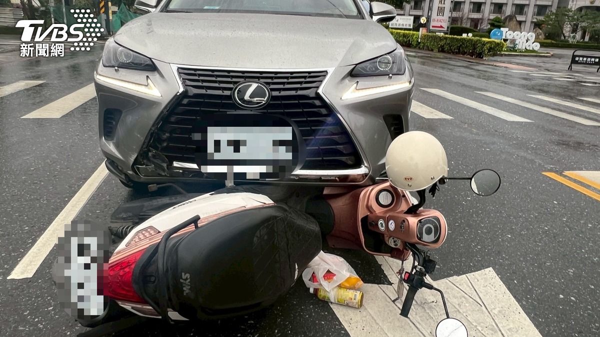 騎士闖紅燈和休旅車發生碰撞。(圖/TVBS)