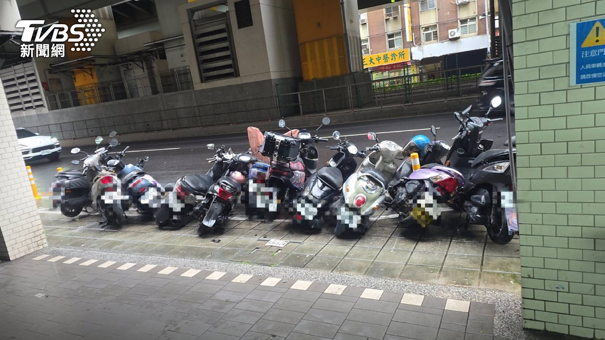8旬翁機車油門疑卡住,失控暴衝撞整排機車。(圖/TVBS)