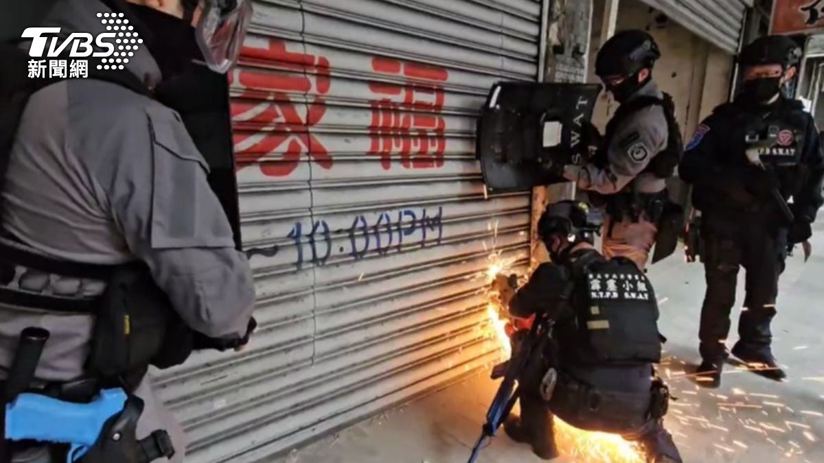 霹靂小組全副武裝，大陣仗出動演練。（圖／TVBS）
