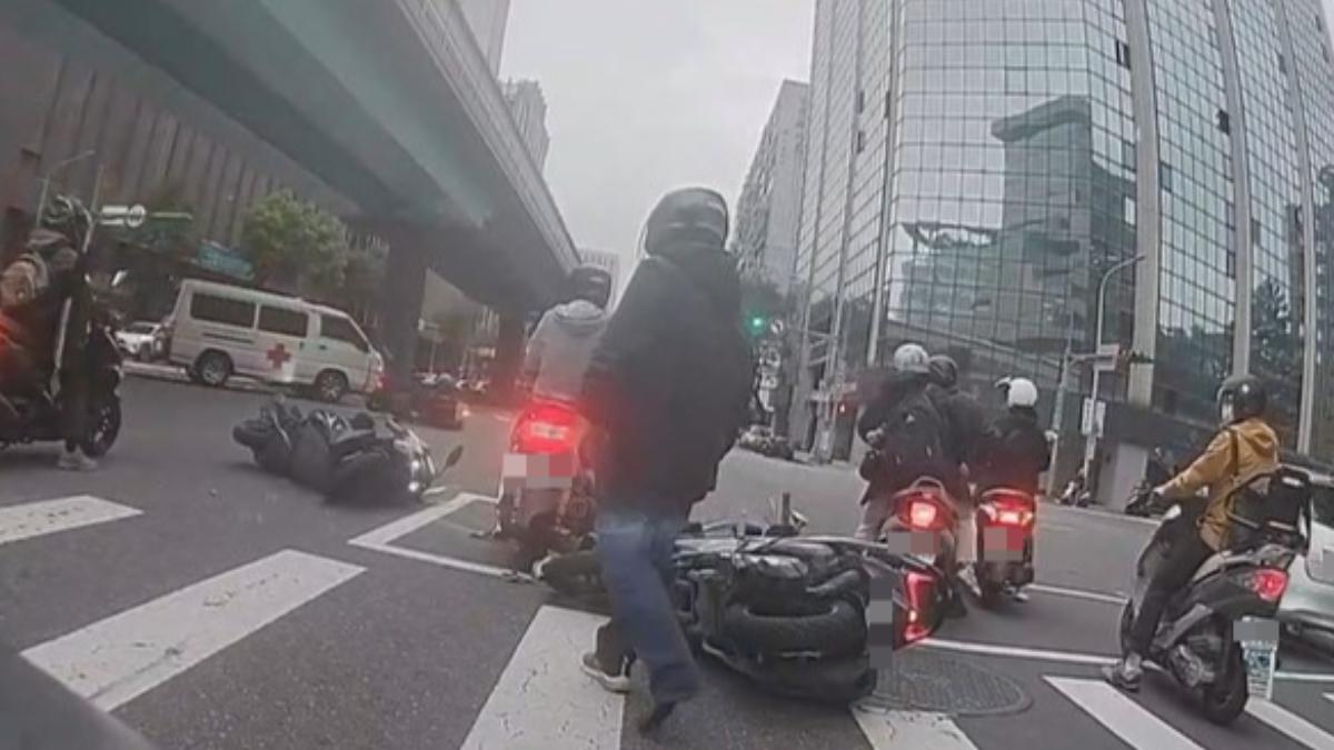 機車禮讓救護車,遭後車追撞。(圖/翻攝自Threads@turkey0216)