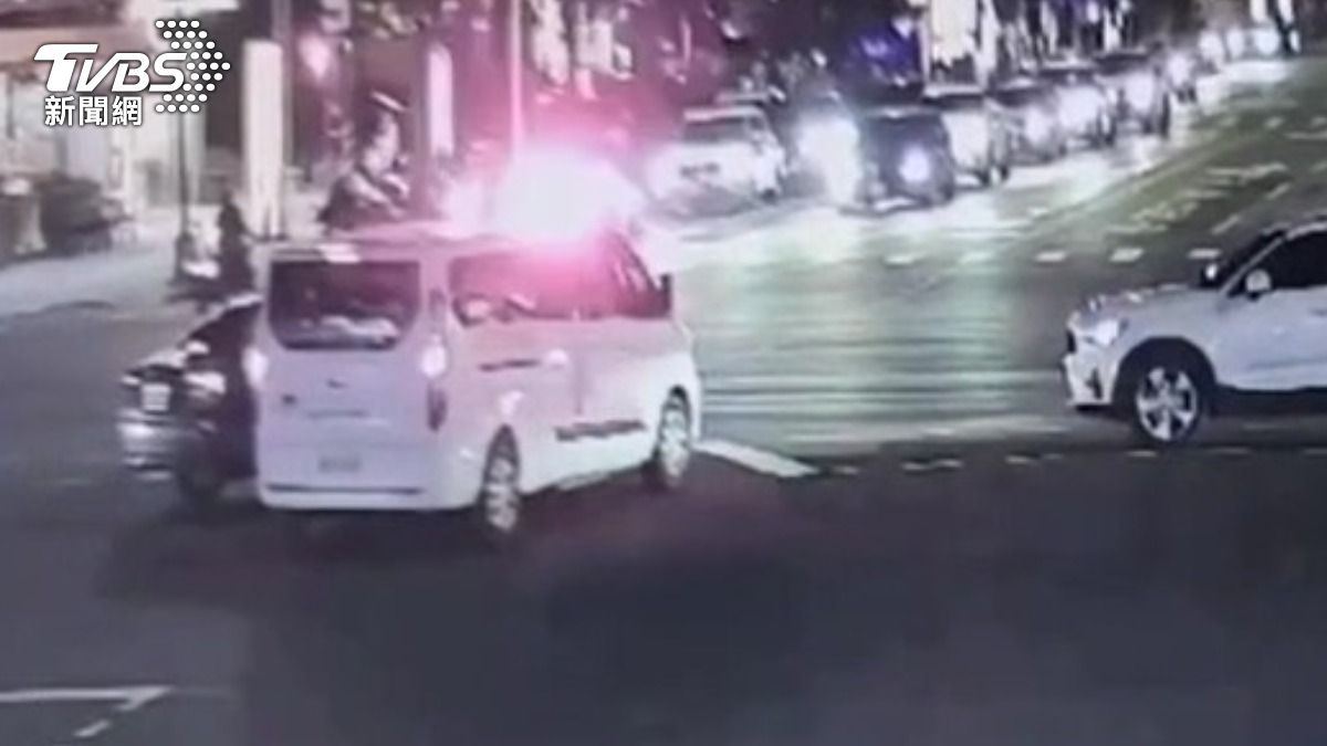 黑色小客車與民間救護車在路口發生擦撞。(圖/TVBS)