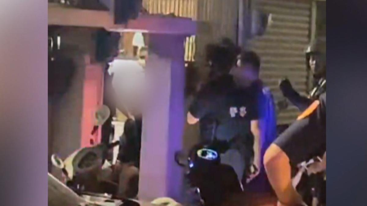 高雄一名男子因過年期間被要求工作卻不願配合而離職，事隔一個月後竟持刀找老闆討薪。（圖／翻攝社會事新聞影音）