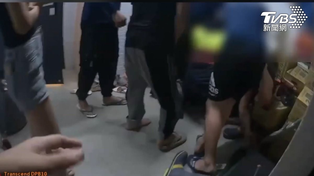 多名警力衝入民宅將一名男子壓制在地，現場還有支援警力鳴笛趕往。（圖／TVBS）