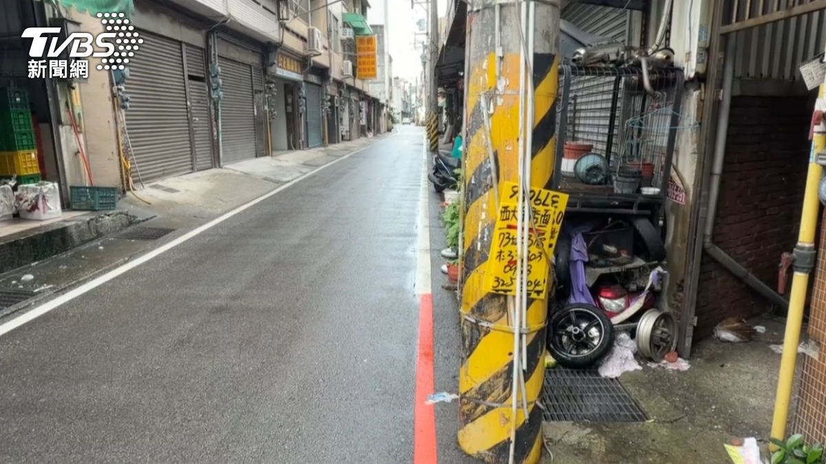 少女被綁在電線杆上。(圖/TVBS)