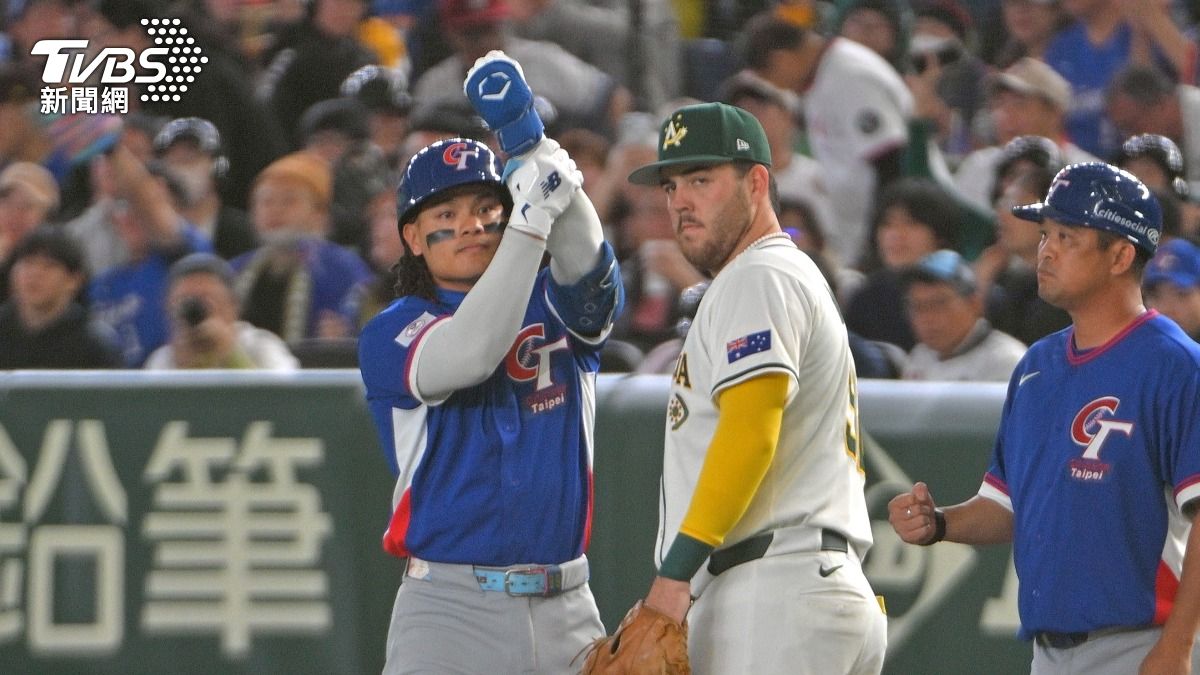 張育成4局上敲安。(圖/胡瑞麒攝)