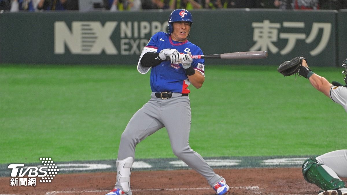陳傑憲挨觸身球。(圖/胡瑞麒攝)