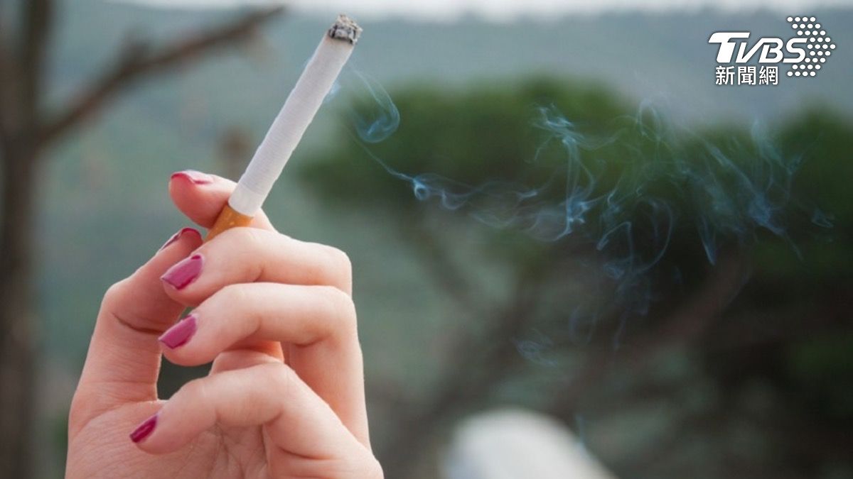 女性吸菸率翻倍「電子菸抽得比男性兇」!不孕、乳癌風險增