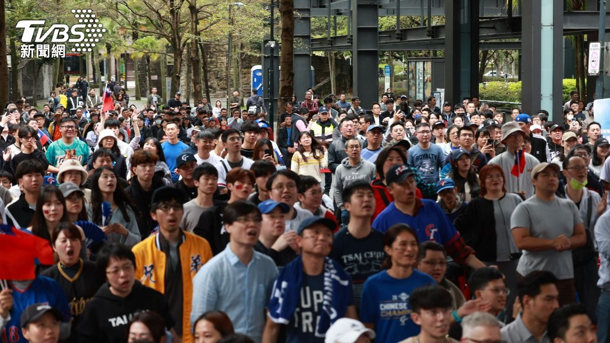 陳傑憲受傷退場，在信義區應援球迷都相當擔心。（圖／華子琛攝）