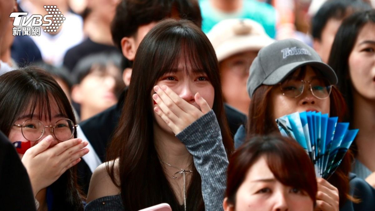 陳傑憲受傷退場，在信義區應援球迷都相當擔心。（圖／華子琛攝）