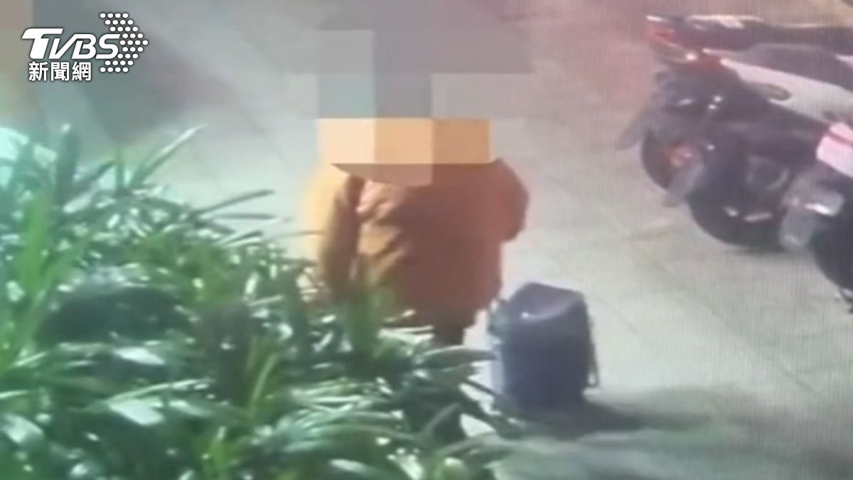 熱心民眾超商發現婦人可能迷路,引導對方到派出所向警方求助。(圖/TVBS)