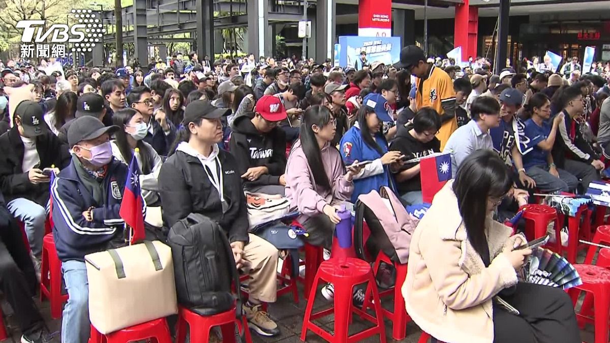 台北信義香堤廣場,架起大螢幕同步直播賽事,眾多球迷一同應援。(圖/TVBS)