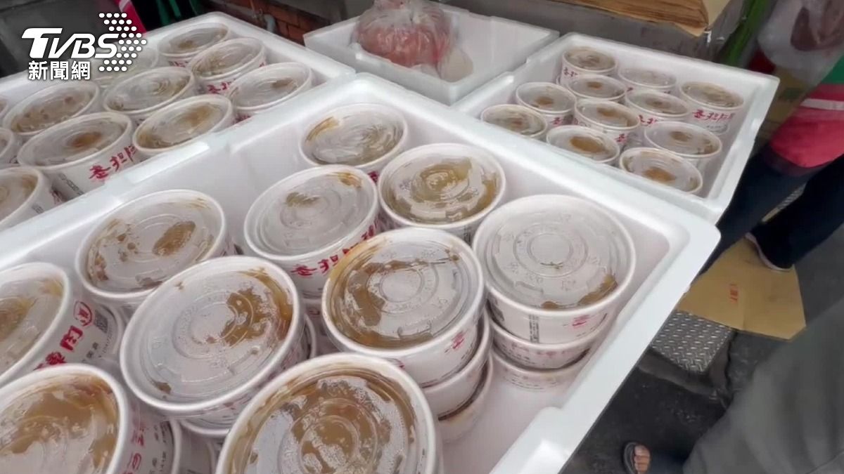 彰化縣府在中庭同步直播,有肉圓業者準備八百顆,免費送給球迷。(圖/TVBS)