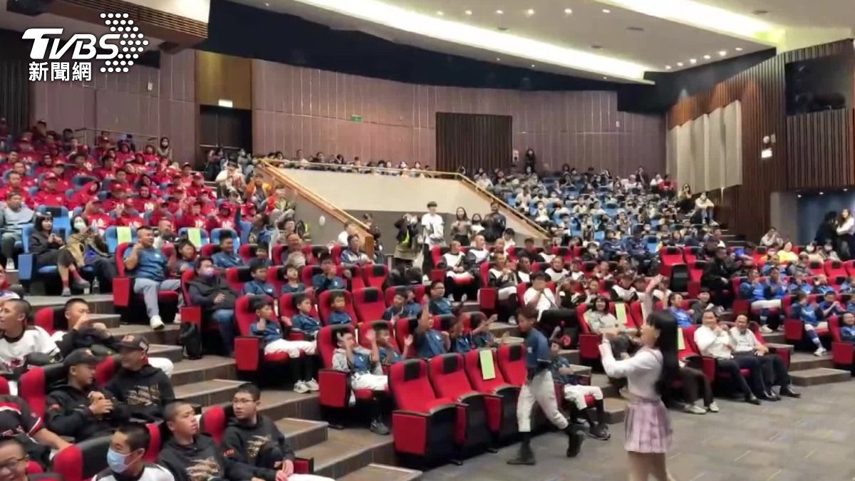 應援不間段,在雲林縣府大禮堂同樣也很熱血。(圖/TVBS)