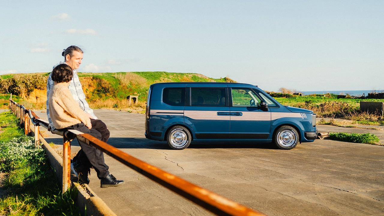 車側則以仿舊木紋貼飾點綴，呼應早期美式旅行車的經典元素。（圖／DAMD提供）